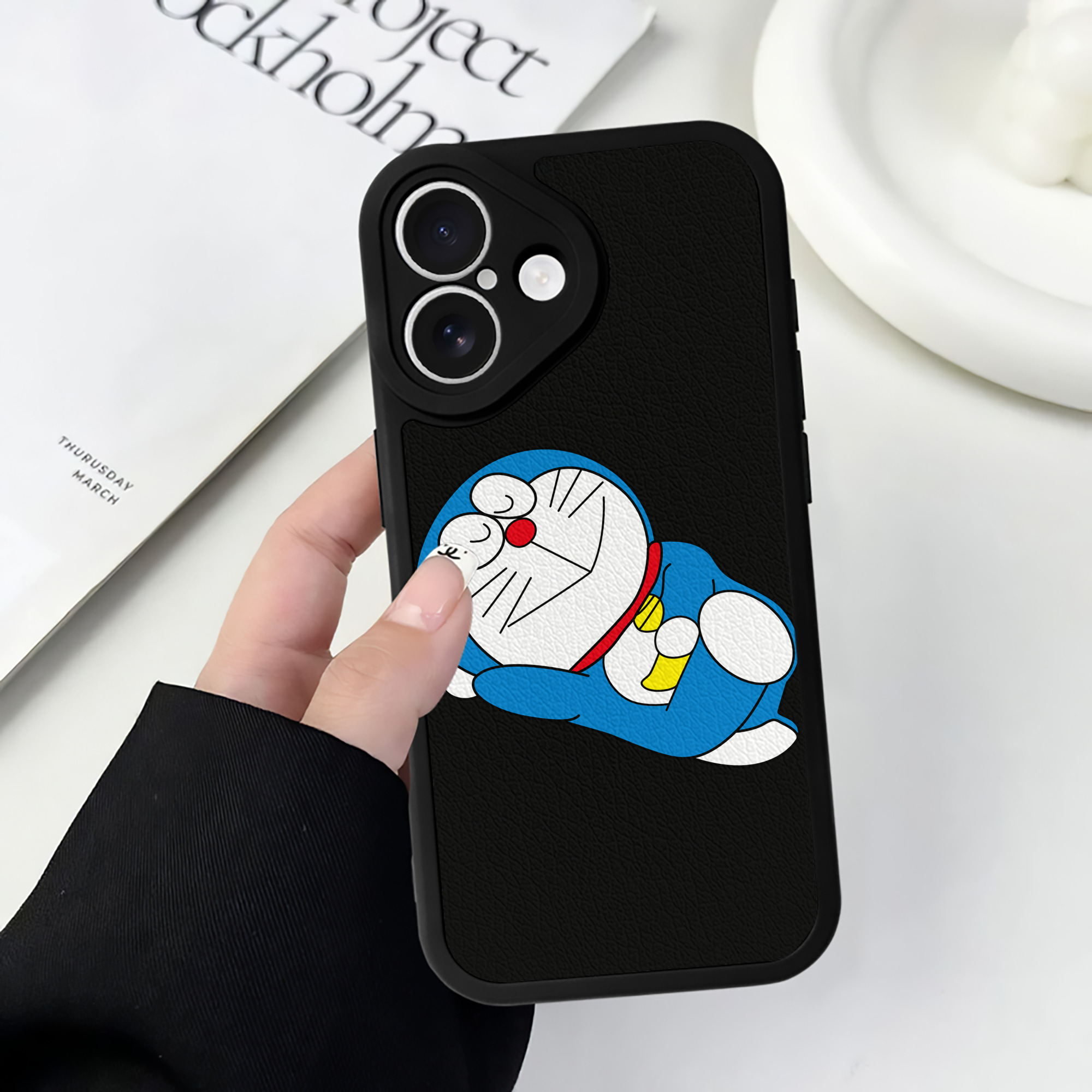 （画像用） ドラえもん Doraemon 【iPhone 16シリーズ対応】シリコンスマホケース（レザー調） 材質：シリコン